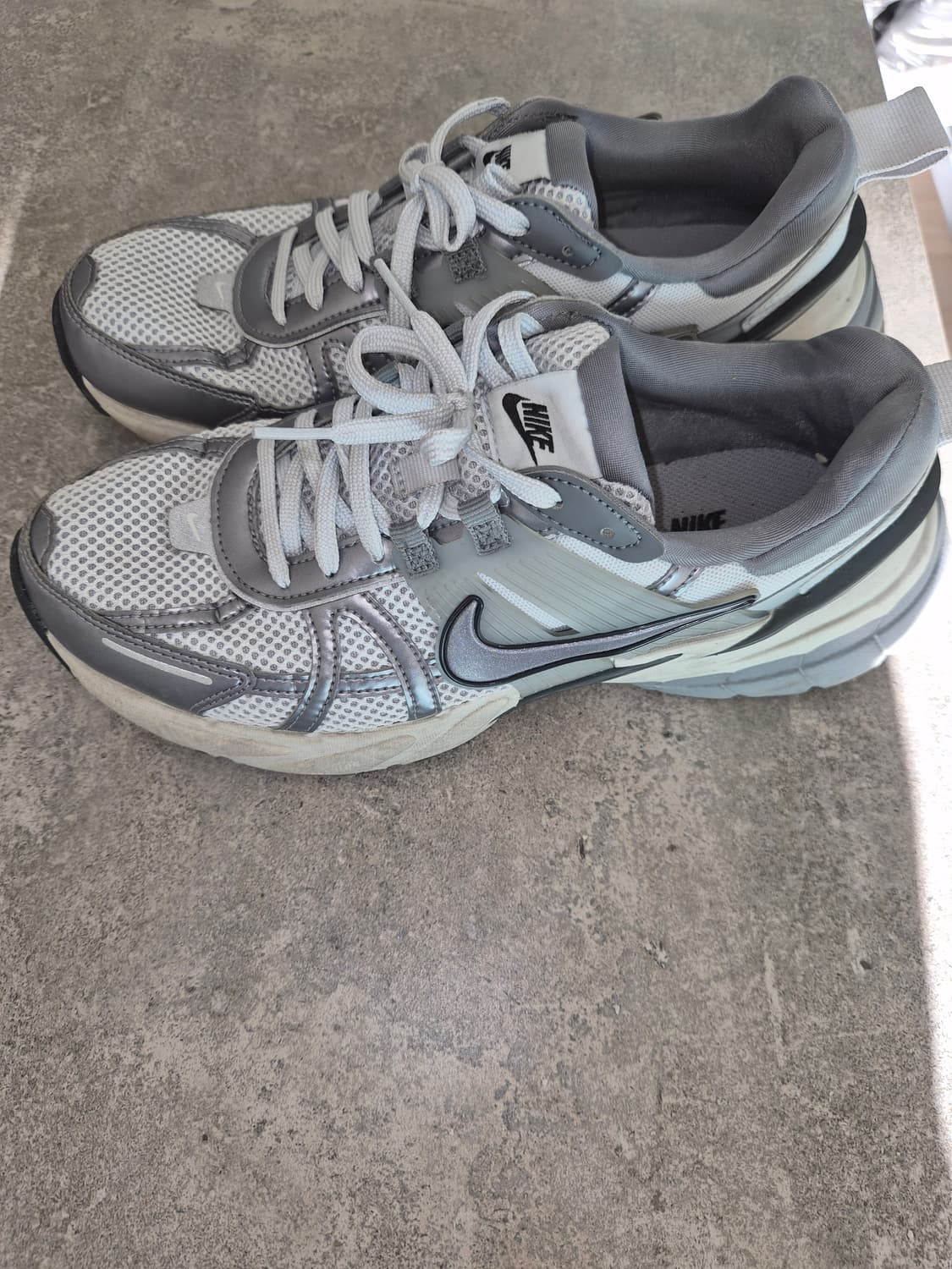 나이키 V2K 런 회색 운동화 상품이미지2