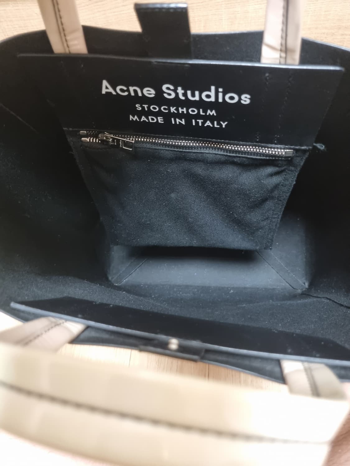 아크네스튜디오 입술 베이커 백 미듐 상품이미지4