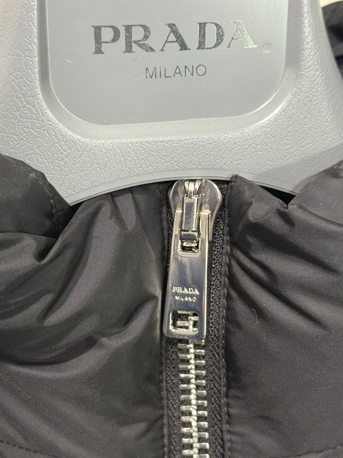[48] 프라다 리나일론 숏패딩 블랙(SGB112) 상품이미지5