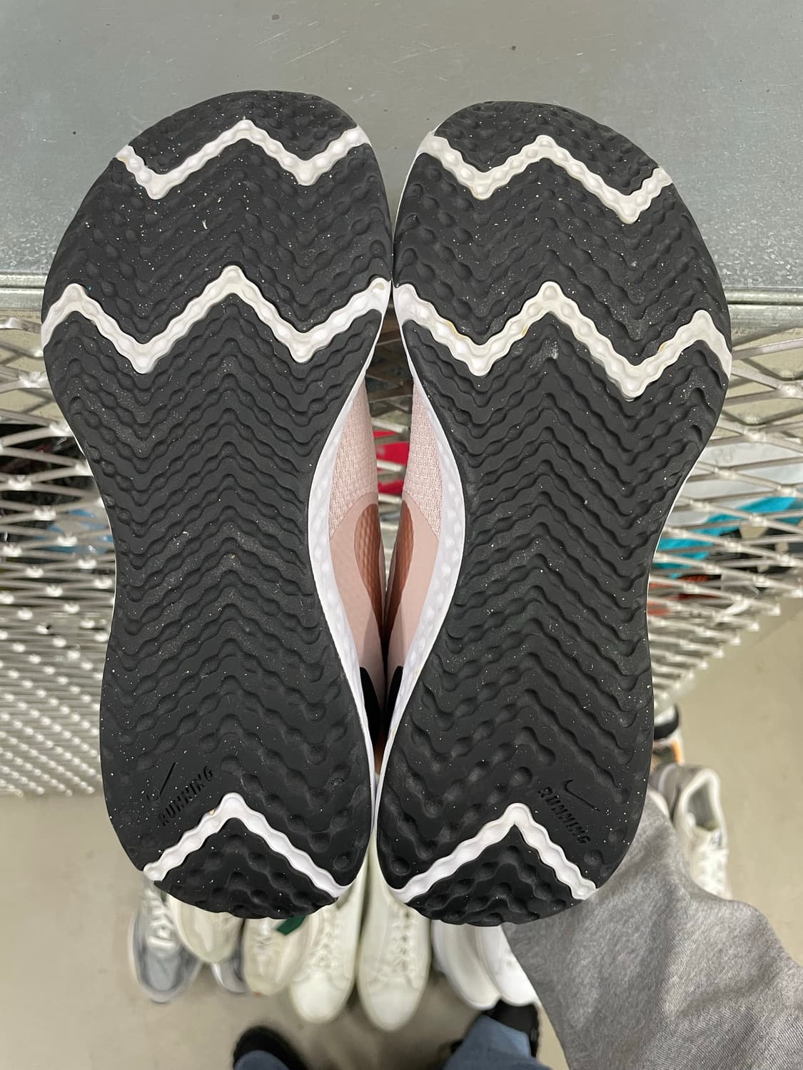 나이키 레볼루션 5 베얼리 로즈 250 상품이미지6