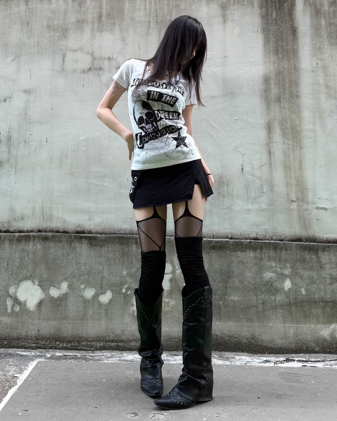 Punk Skull Cross Stud V-Neck Tee 상품이미지3