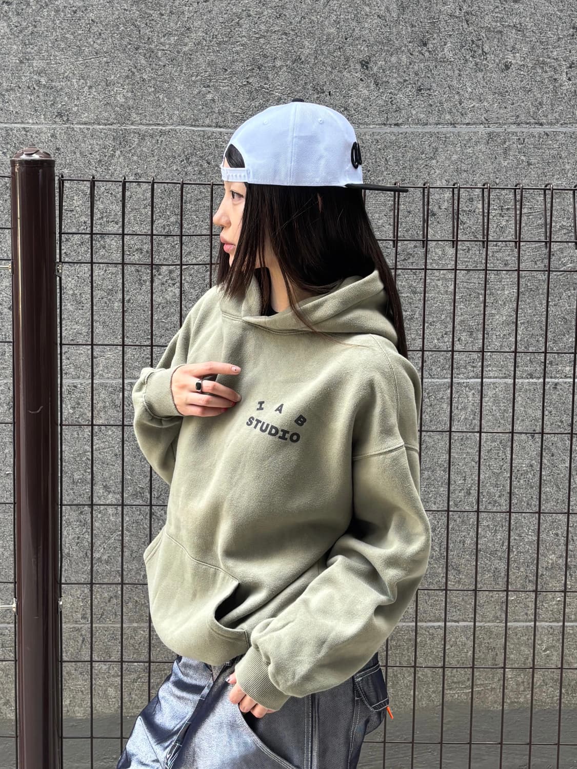 아이앱 스튜디오 카키 로고 후드티 상품이미지2