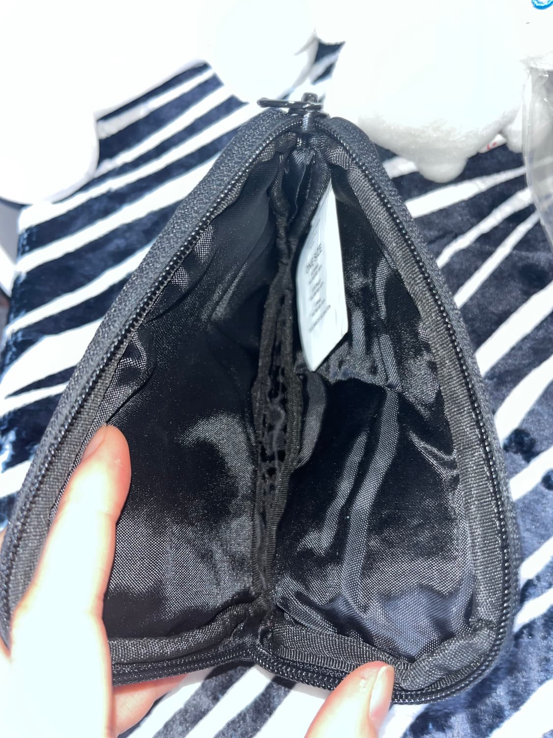 미스치프 롬버스 플랫 파우치 블랙 상품이미지3