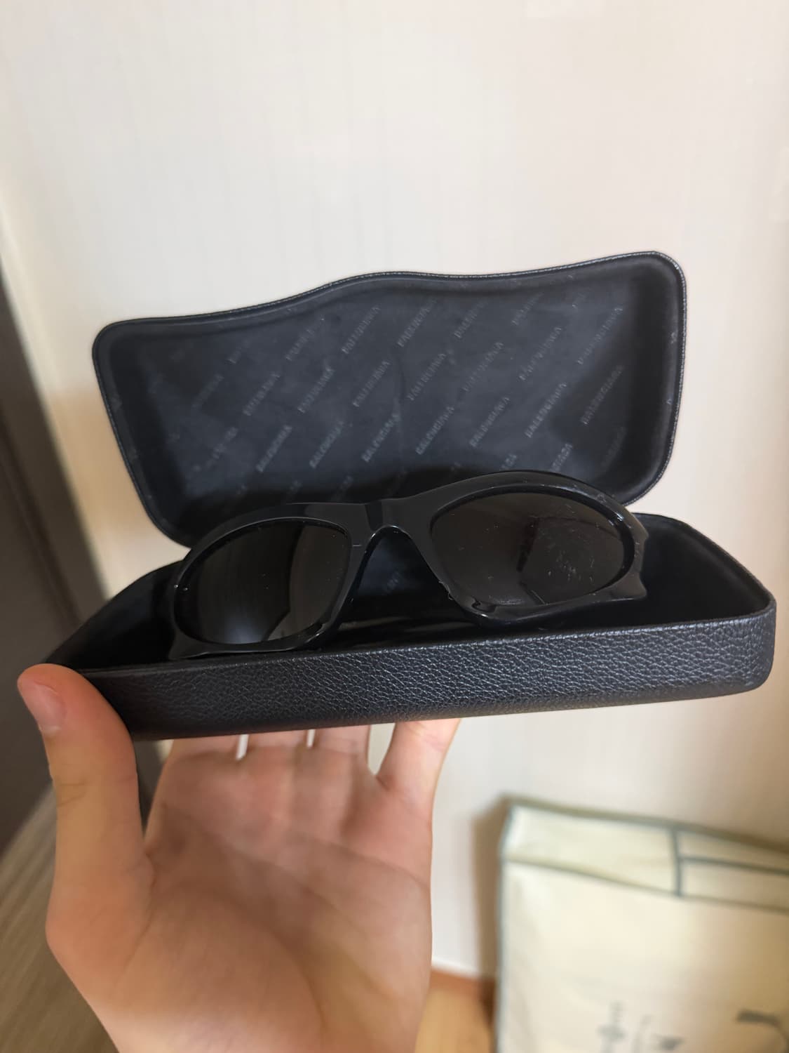 발렌시아가 배트 선글 (퍼렐착용) 상품이미지8