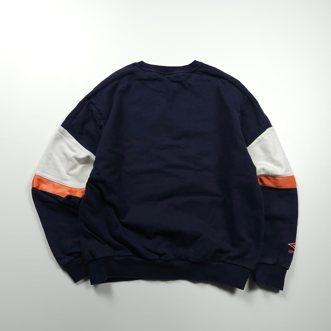 엄브로 센터로고 배색 디테일 맨투맨 (95) 상품이미지2