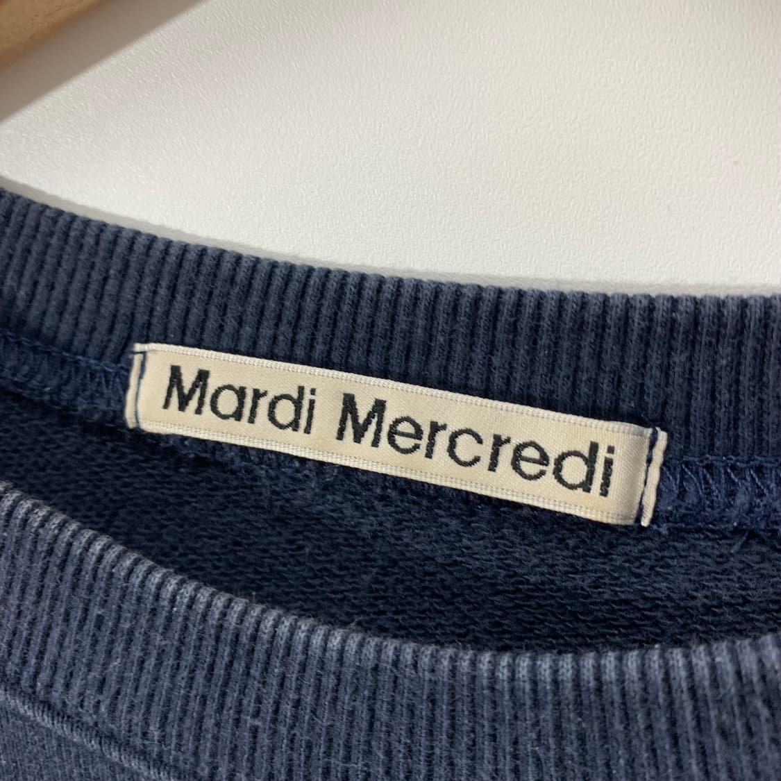 마르디 메크르디 네이비 맨투맨  상품이미지3