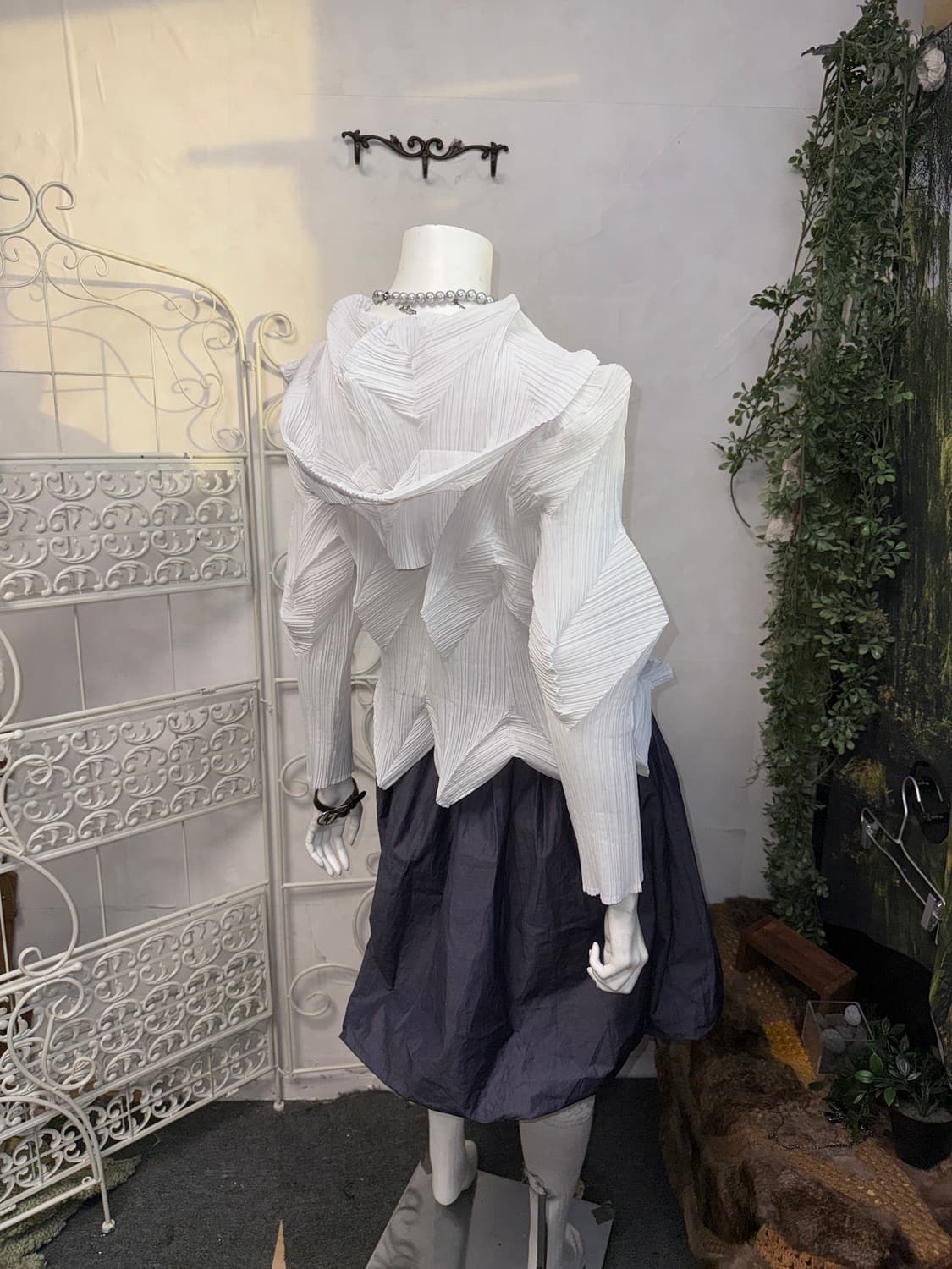 White geometric pleats two way 후드집업 상품이미지6