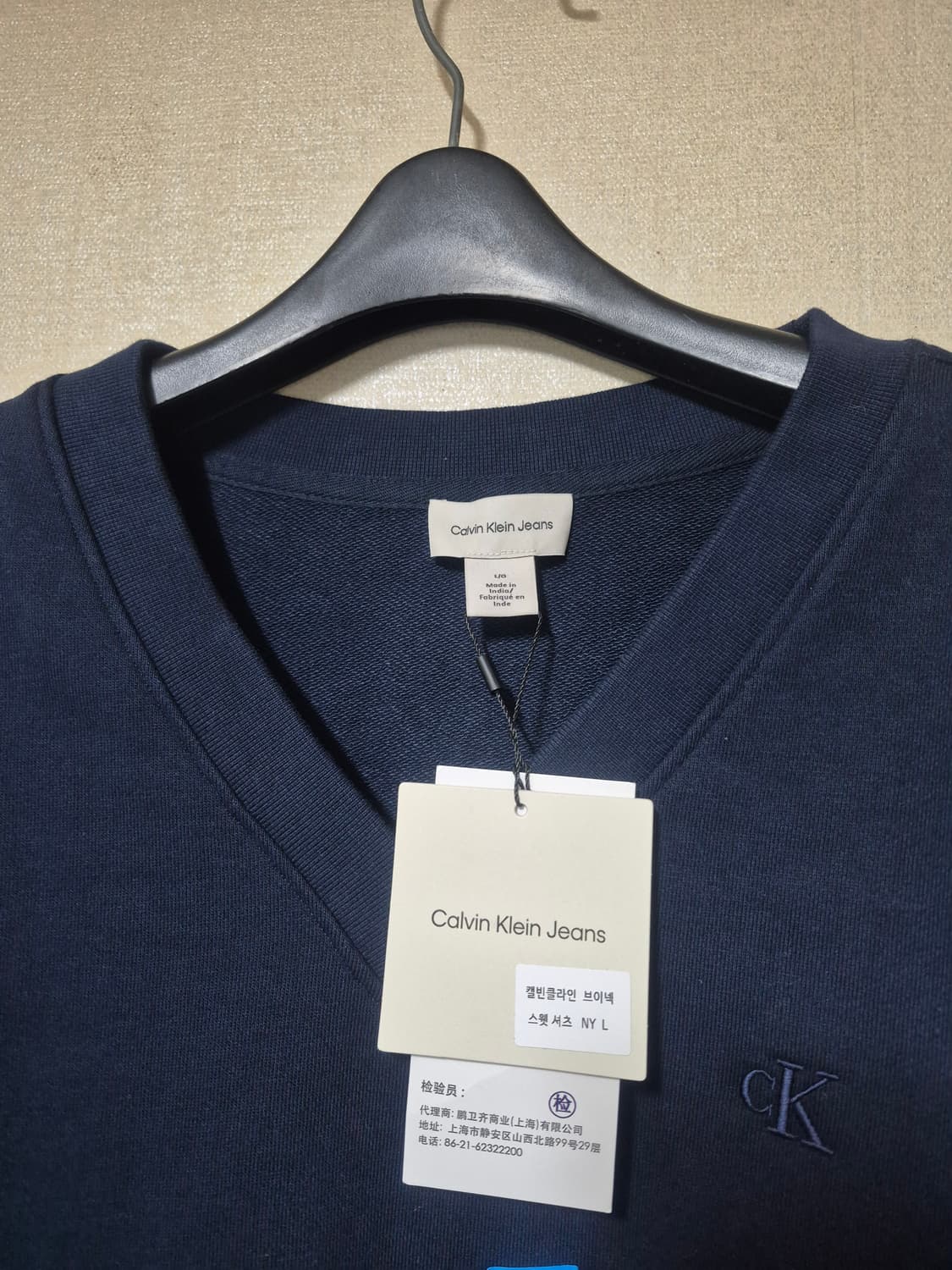 새옷 캘빈클라인진 브이넥 크롭 맨투맨 상품이미지2