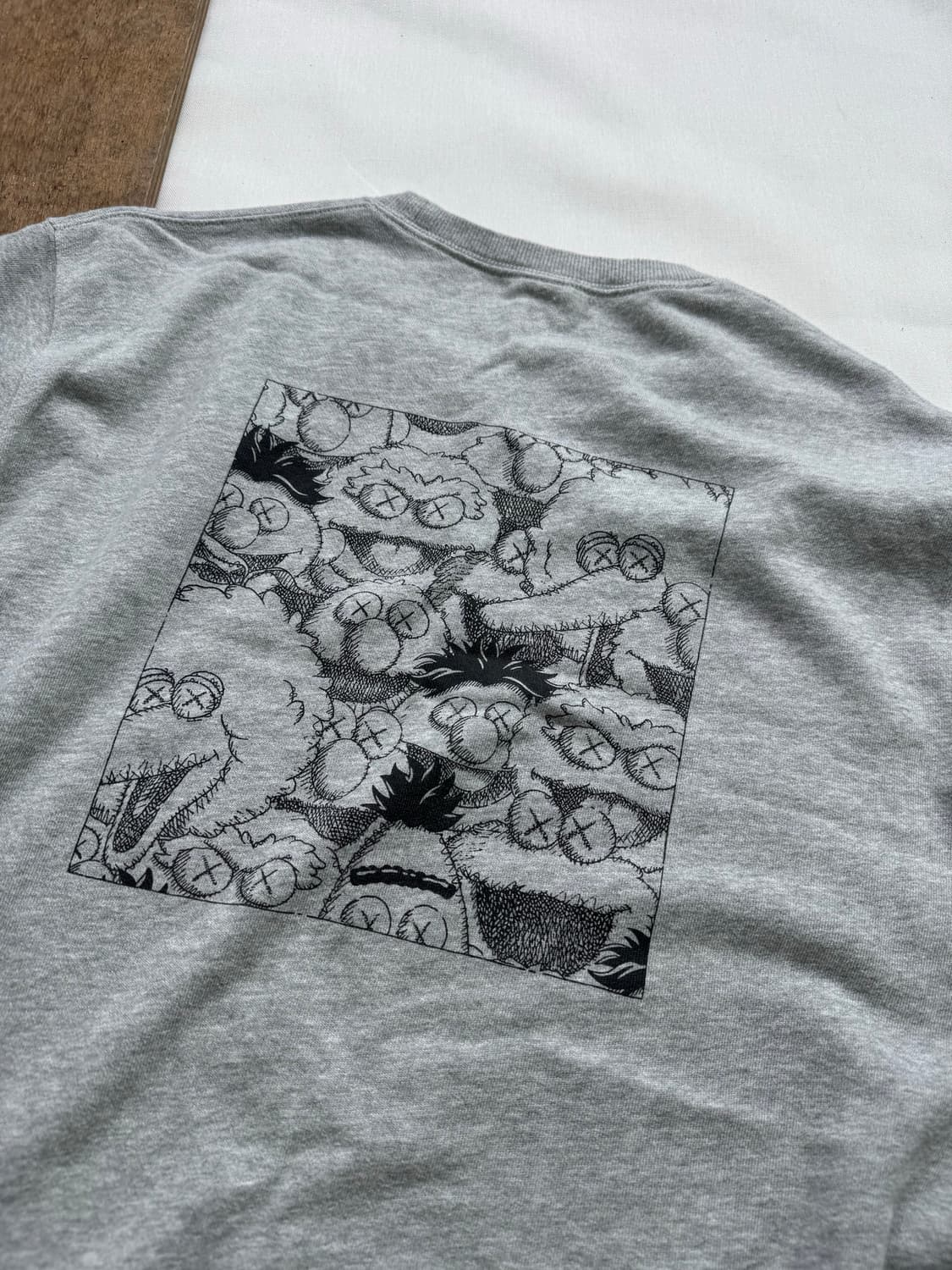 uniqlo kaws 유니클로 카우스 프린팅 맨투맨 상품이미지6