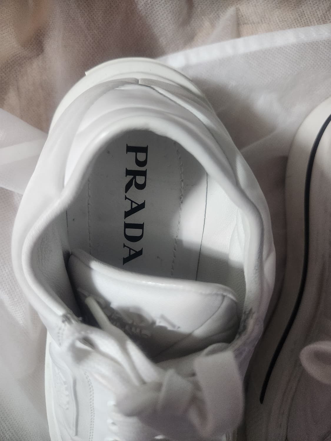프라다 리나일론 화이트 스니커즈 상품이미지3