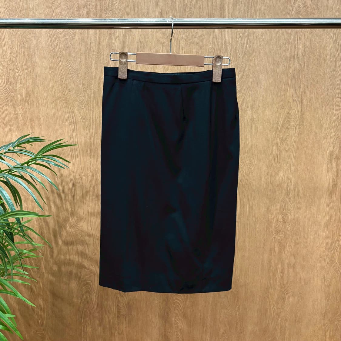 돌체앤가바나 미디 스커트 전면 원턱 후면 지퍼 디테일 H라인 블랙 상품이미지1