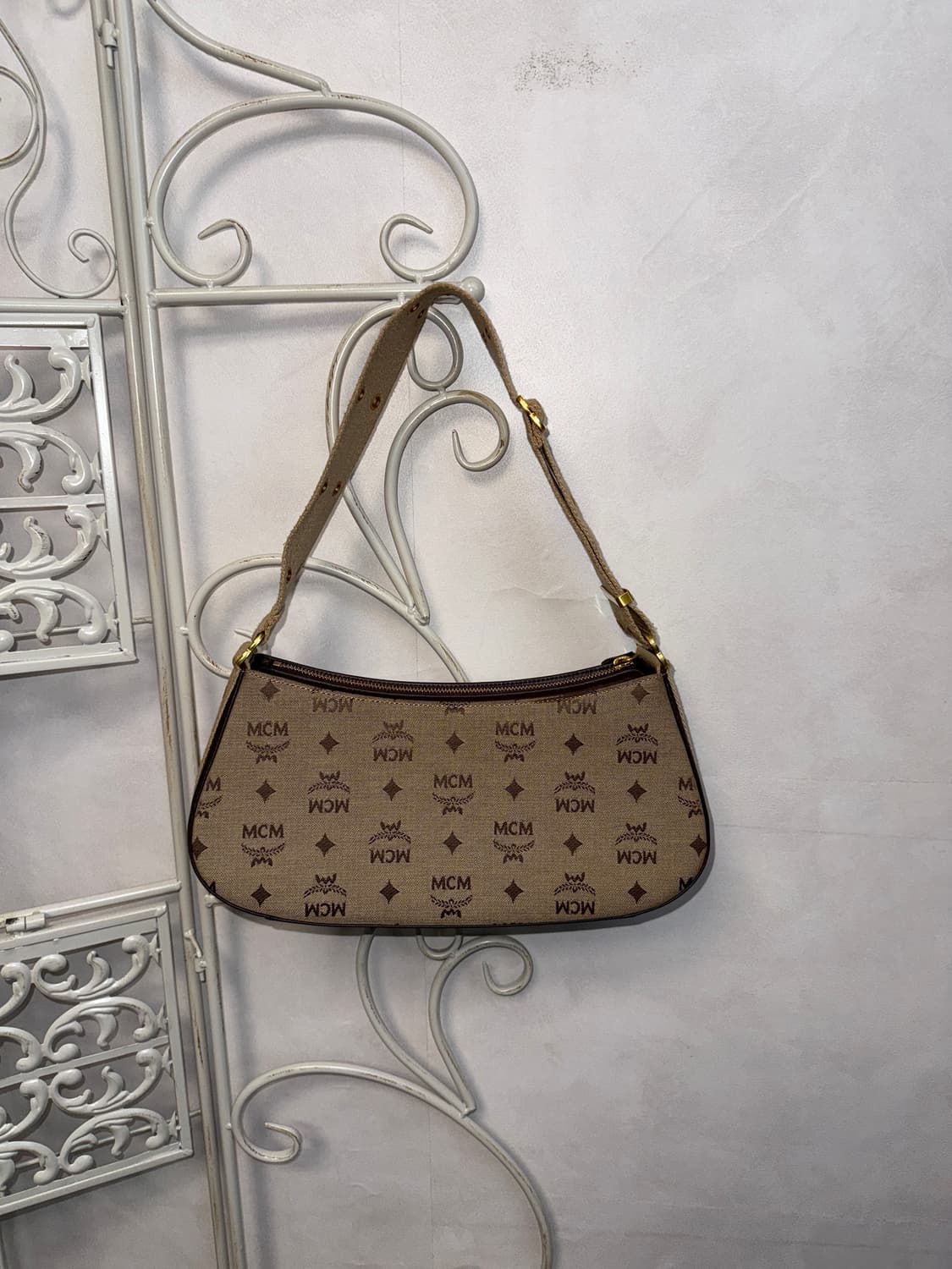 MCM beige logo eyelet strap shoulder bag 상품이미지4