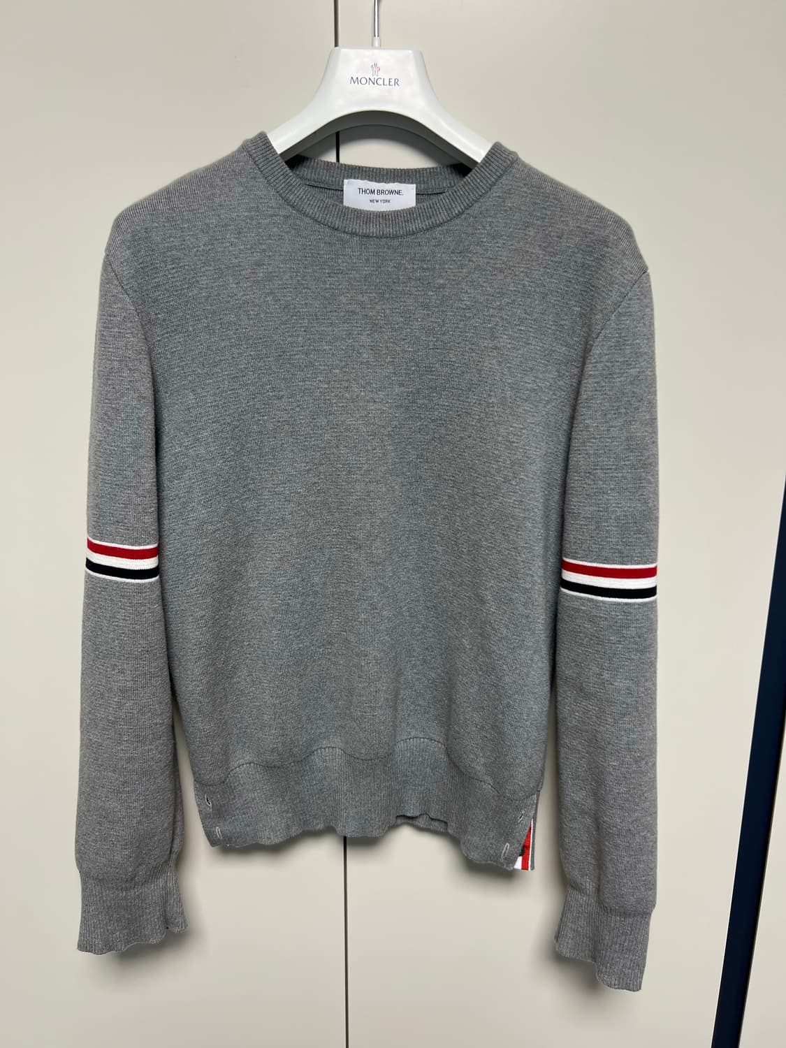 [2] 톰브라운 밀라노 스티치 암밴드 니트 상품이미지1