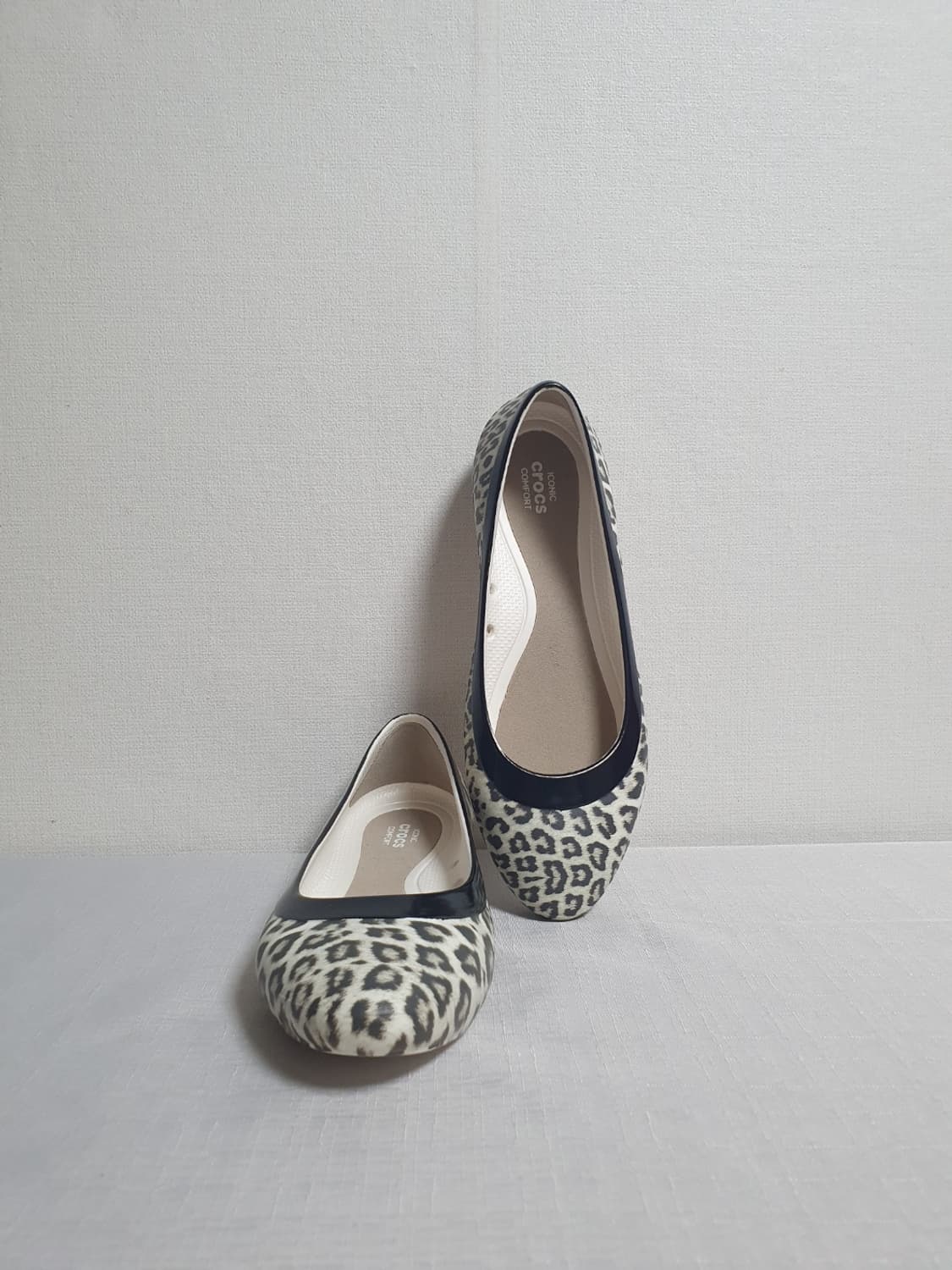 크록스 리나 그래픽 플랫슈즈 레오파드 230mm 상품이미지1