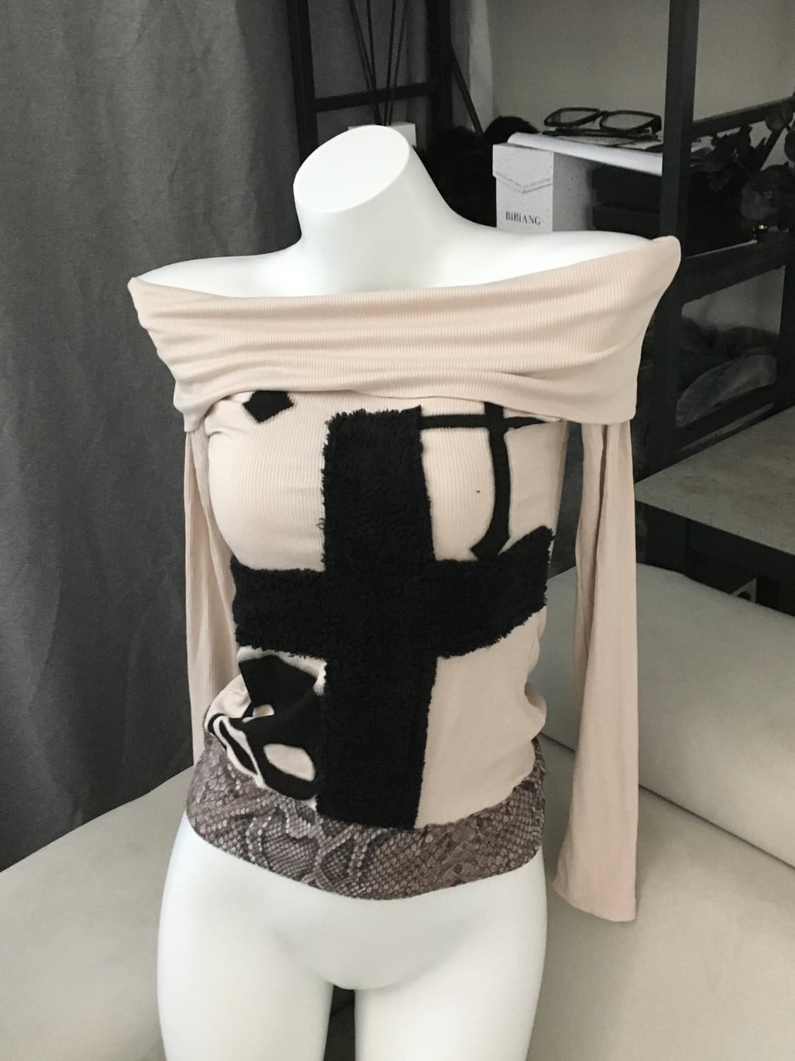 ༒ cross print off-shoulder tee 상품이미지1