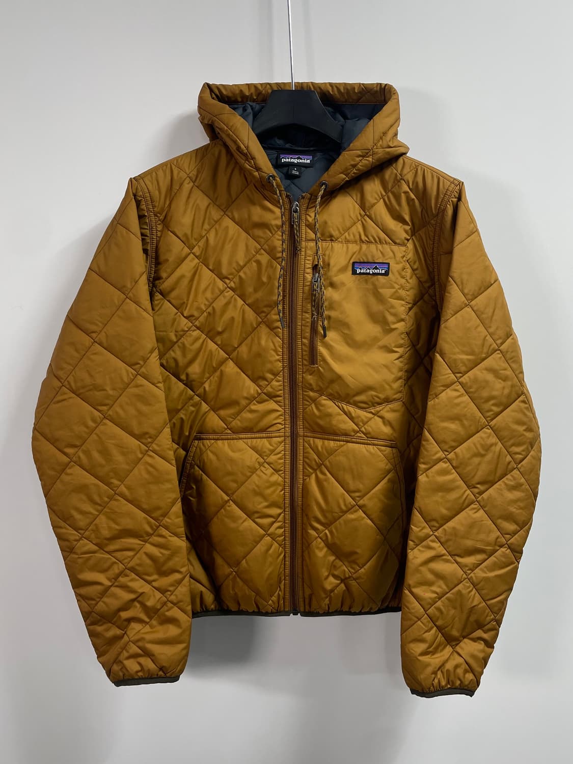 파타고니아 다이아몬드 퀼티드 봄버 후디 자켓 (on.18) 상품이미지1