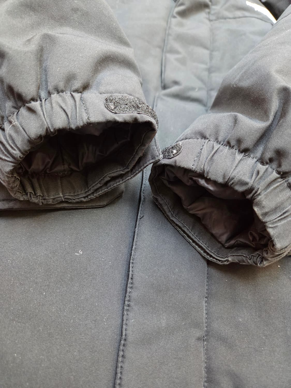 노스페이스 키즈 구스다운 패딩 블랙 색상입니다. 사이즈는 140이고, 7 상품이미지2