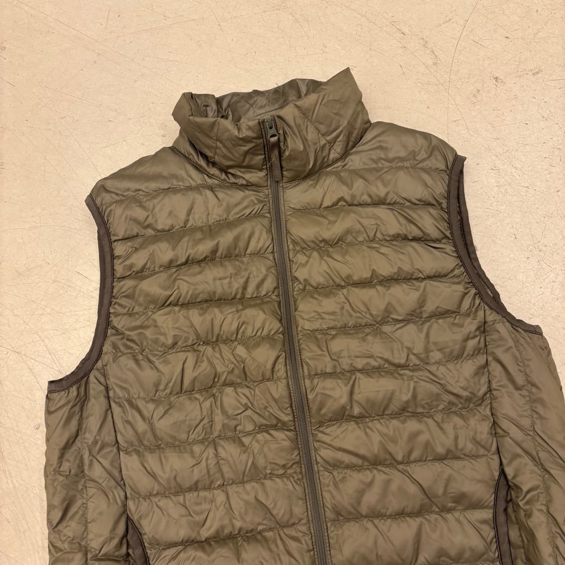 유니클로 카키 푸퍼 다운 조끼 패딩 상품이미지2