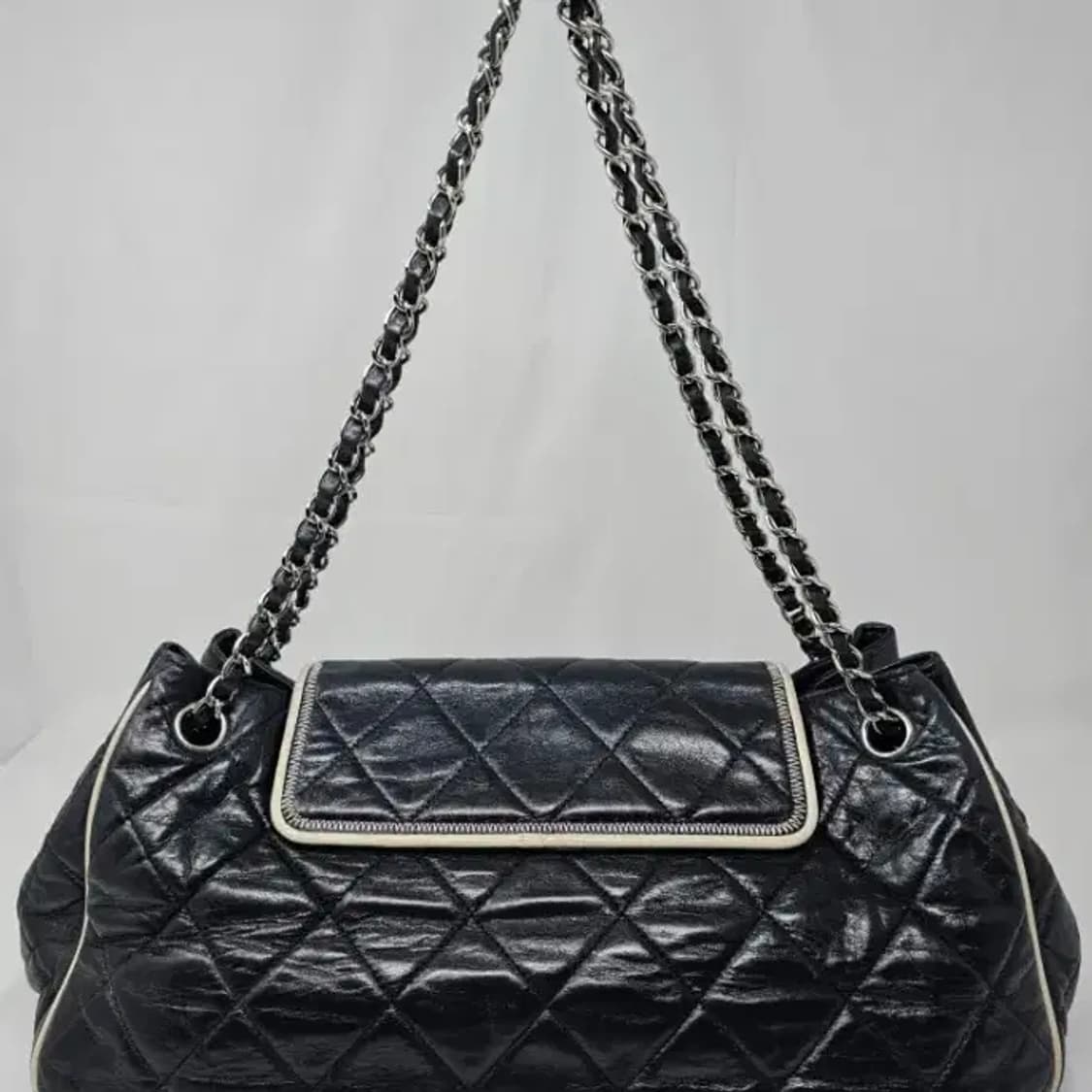 정품 샤넬 아코디언 숄더백정품 샤넬 아코디언 숄더백
블랙 색상에 은장 체 상품이미지1