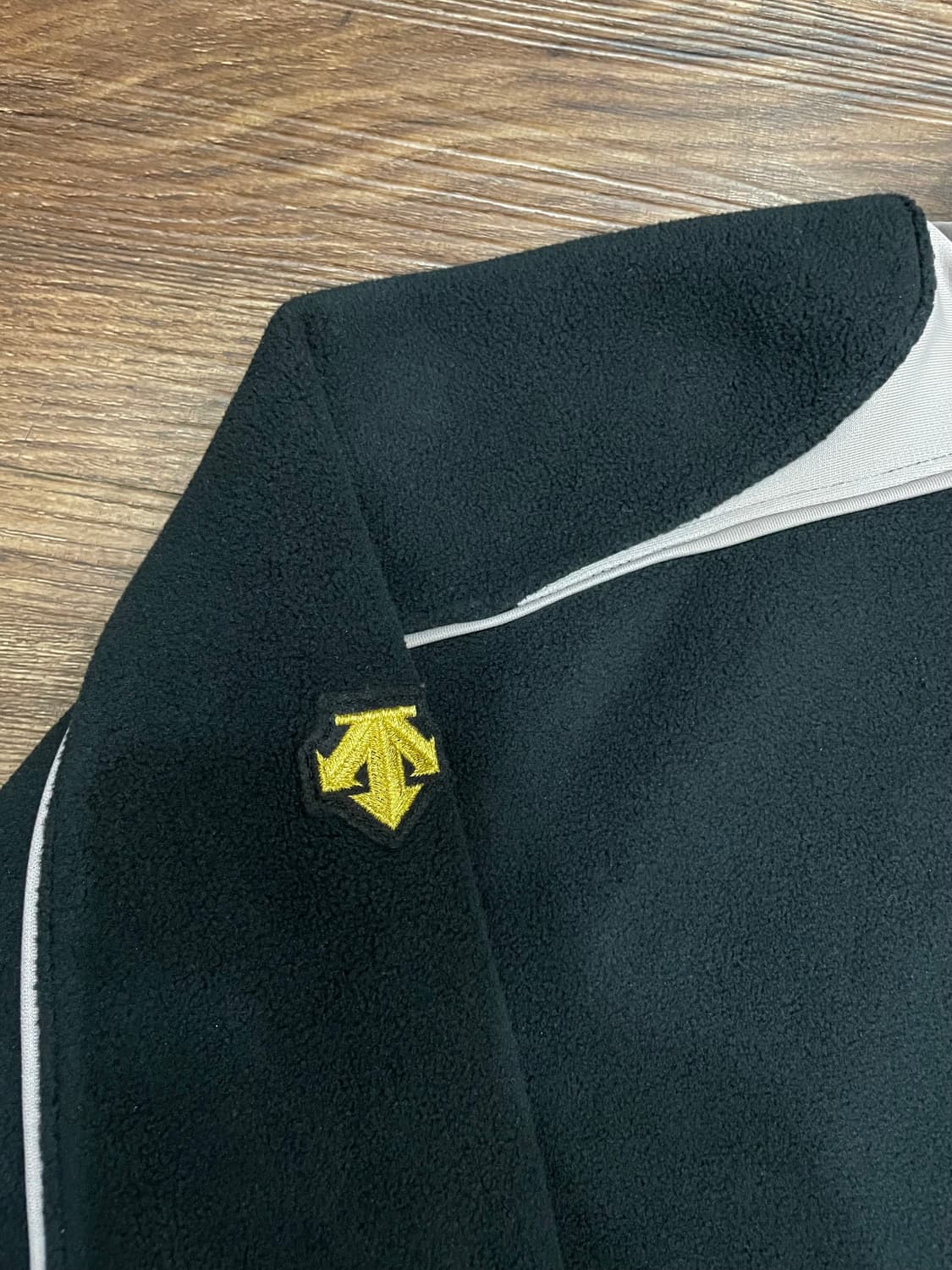 데상트 풀오버 후리스 웜업 자켓 블랙 상품이미지5