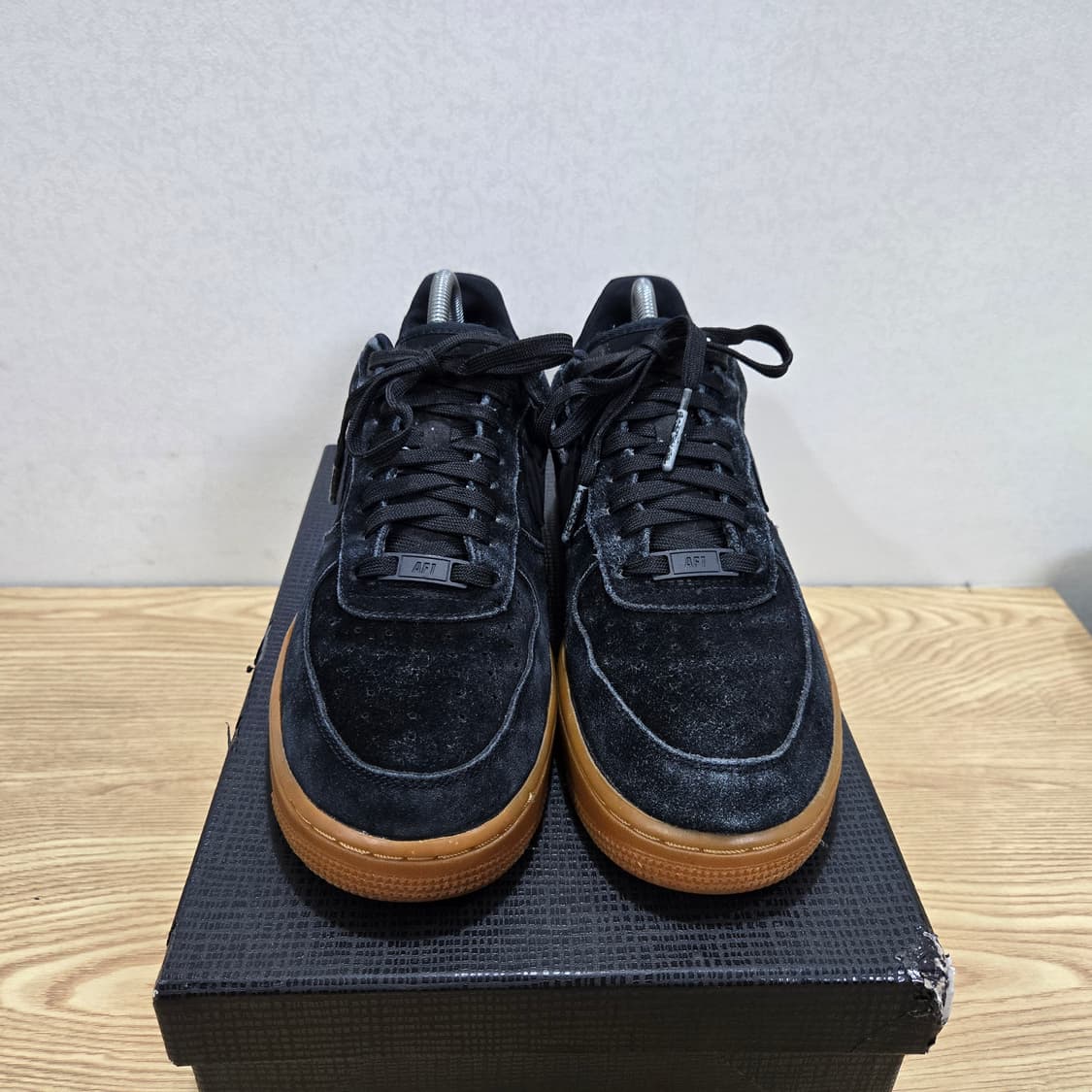 255 나이키 에어포스1 스웨이드 검솔 블랙 상품이미지2