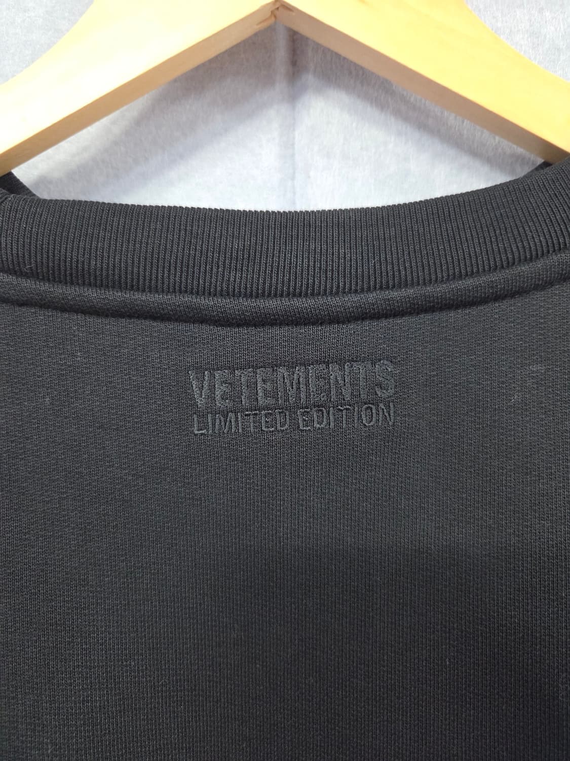 VETEMENTS 베트멍 사이드 테이프 로고 맨투맨 블랙 상품이미지6
