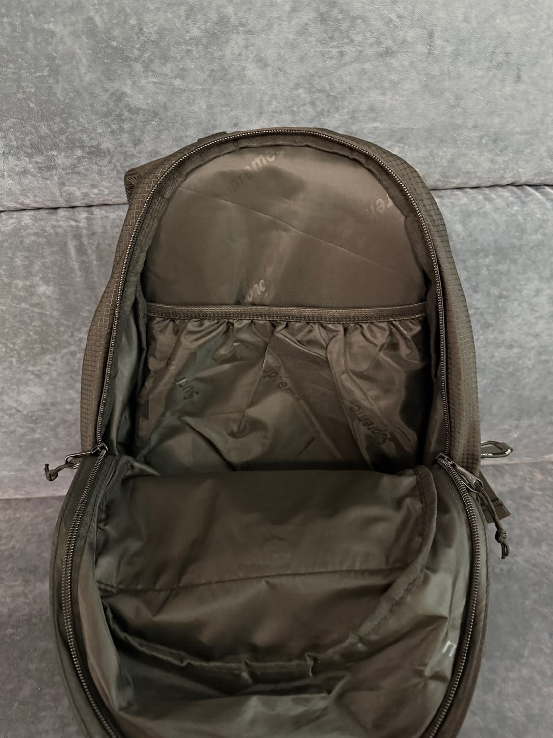 슈프림 백팩 블랙 22SS 팝니다. 상품이미지4