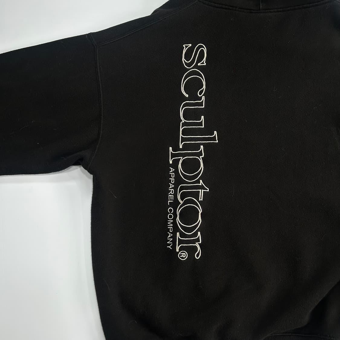 Sculptor 스컬프터 백 로고 블랙 후드티 상품이미지5