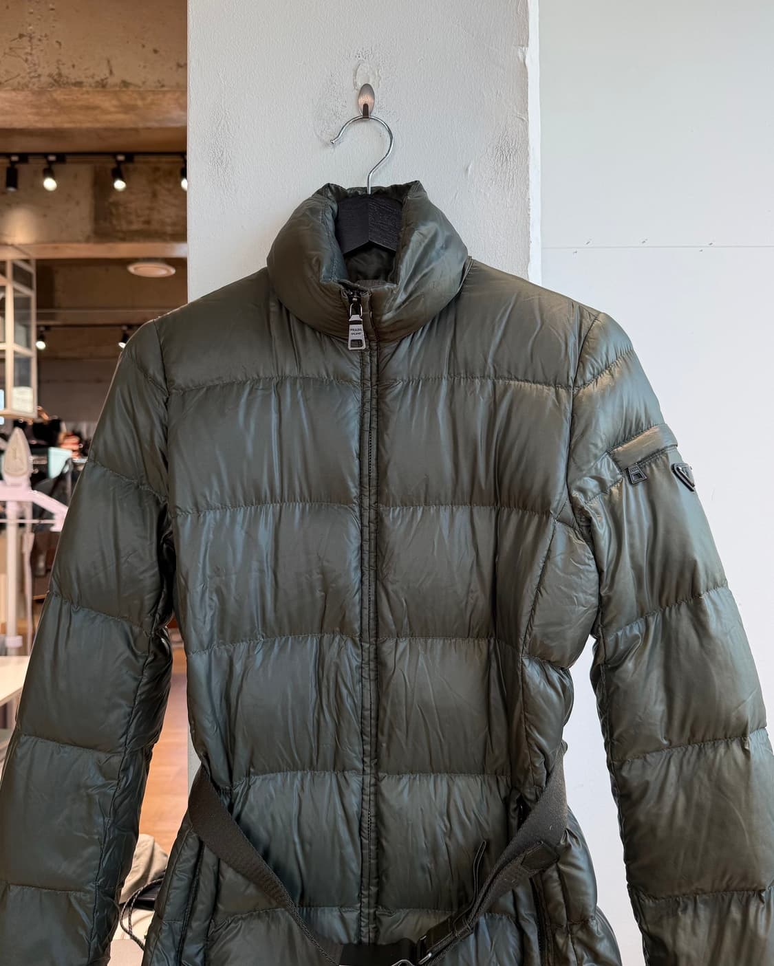 프라다 카키 덕다운 벨티드 패딩 점퍼  상품이미지3