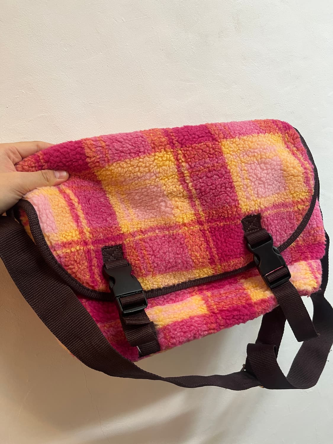 핑크옐로우 체크 뽀글이 메신저백 🐥 상품이미지7