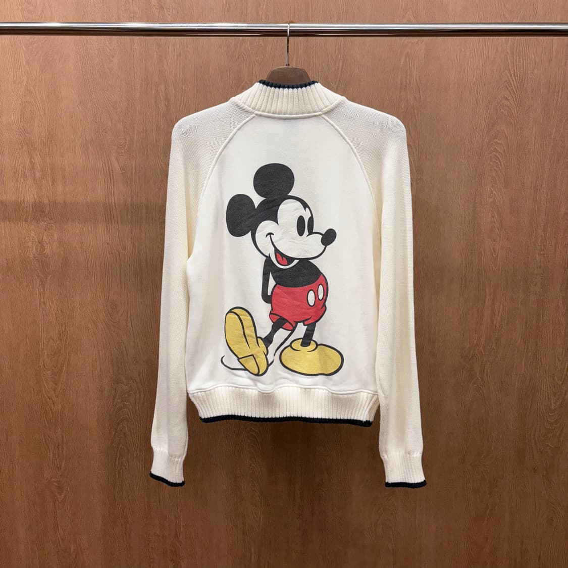 디즈니 니트 집업 캐릭터 프린팅 배색 카라 사선 포켓 디테일 화이트 상품이미지3