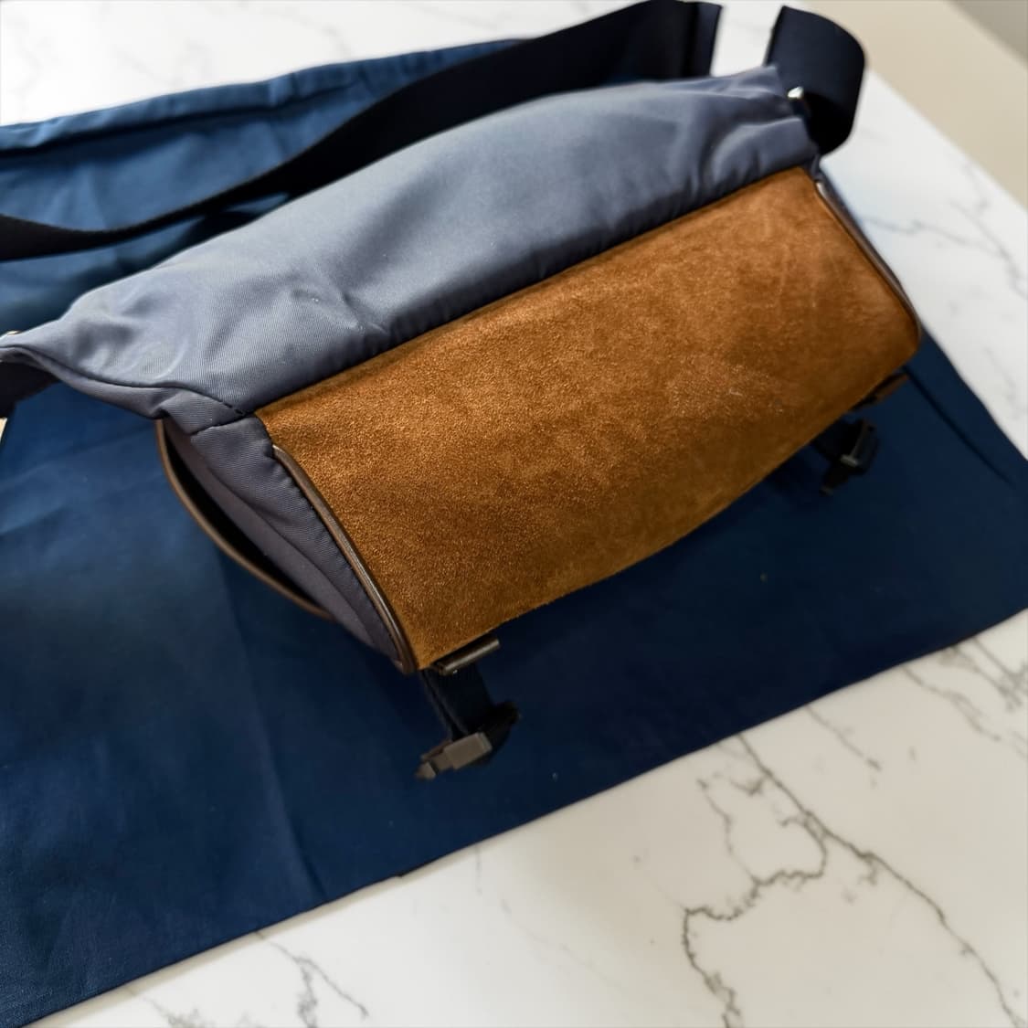 프라다 2026시즌 리나일론 스웨이드 숄더백 상품이미지9