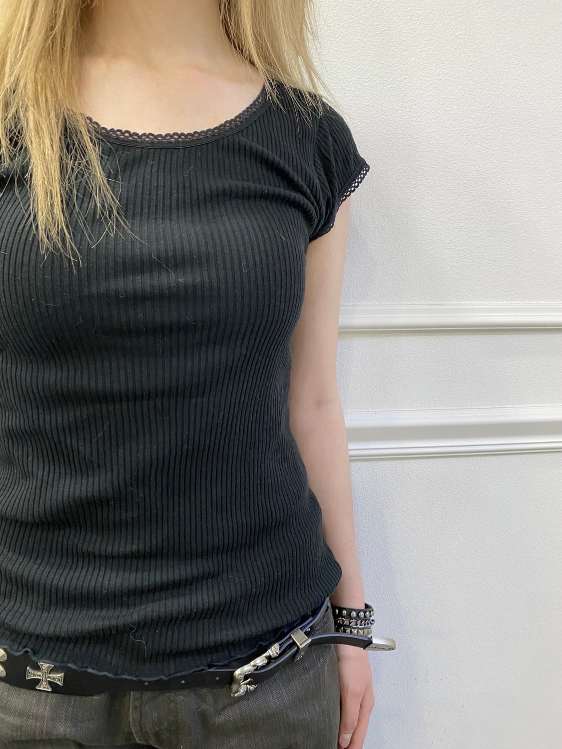 [MILEIL] Black Lace Detail Slim Fit Tee 상품이미지3