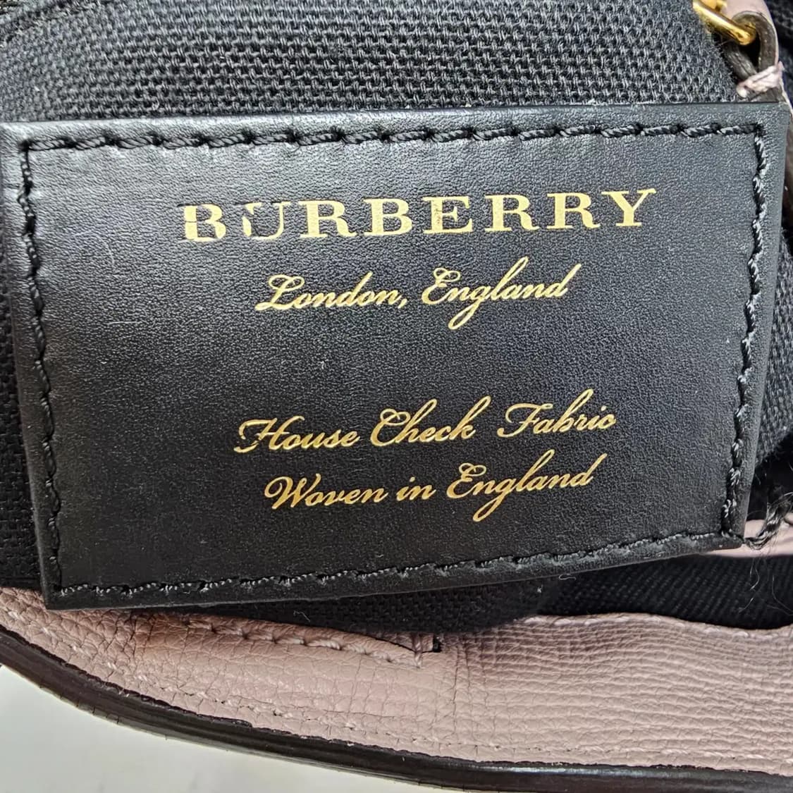 정품 버버리 하우스 체크 배너백 스몰 (스팽글 레더) 상품이미지5