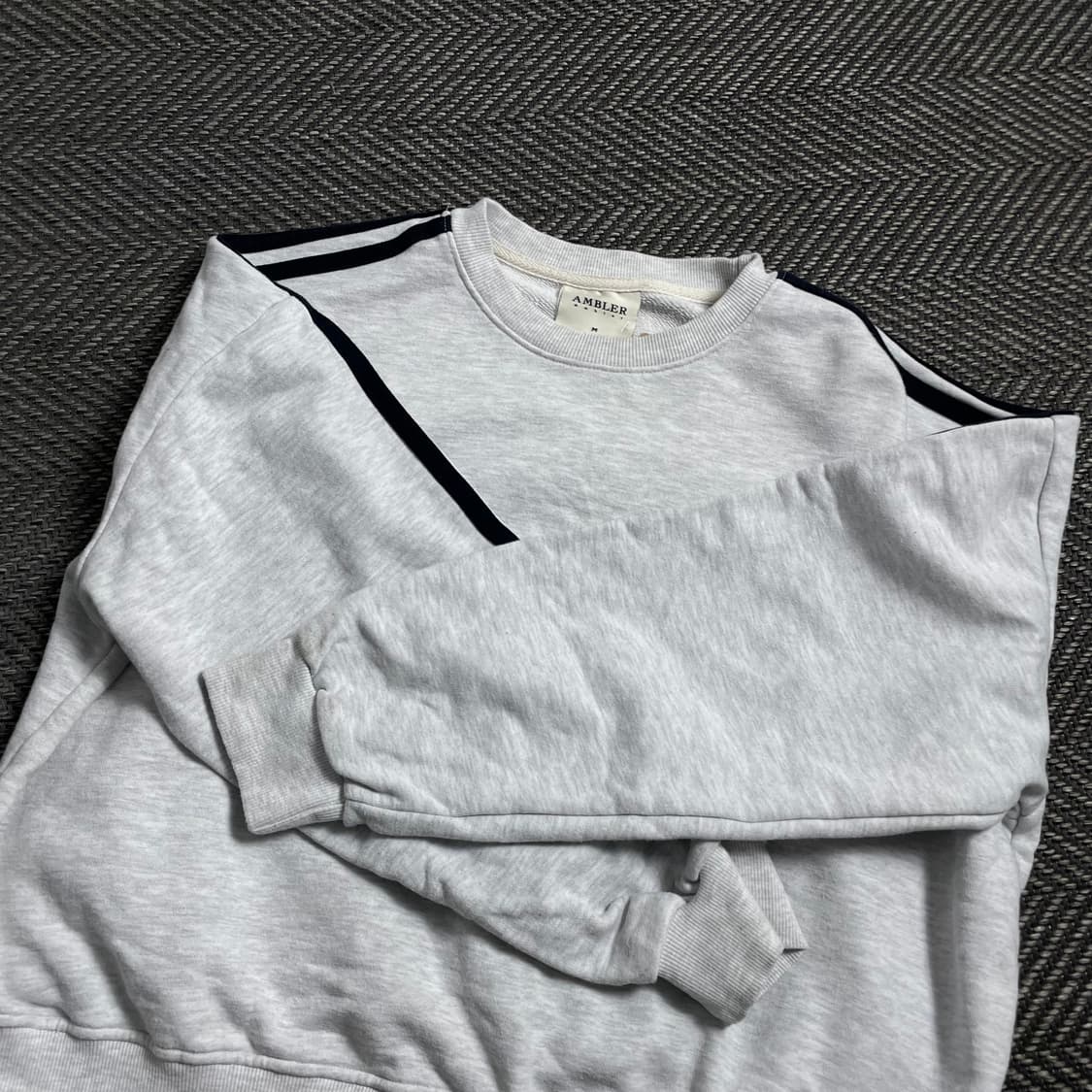 엠블러 빅로고 크롭 스웻 맨투맨 그레이o 4528 상품이미지3