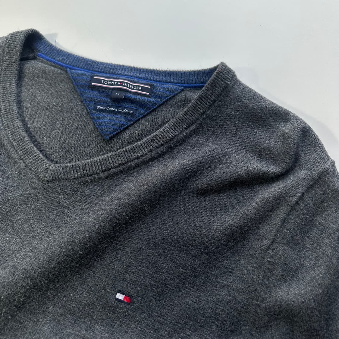 M 95 타미힐피거 챠콜 캐시미어혼방 얇은피마코튼 브이넥니트 상품이미지3