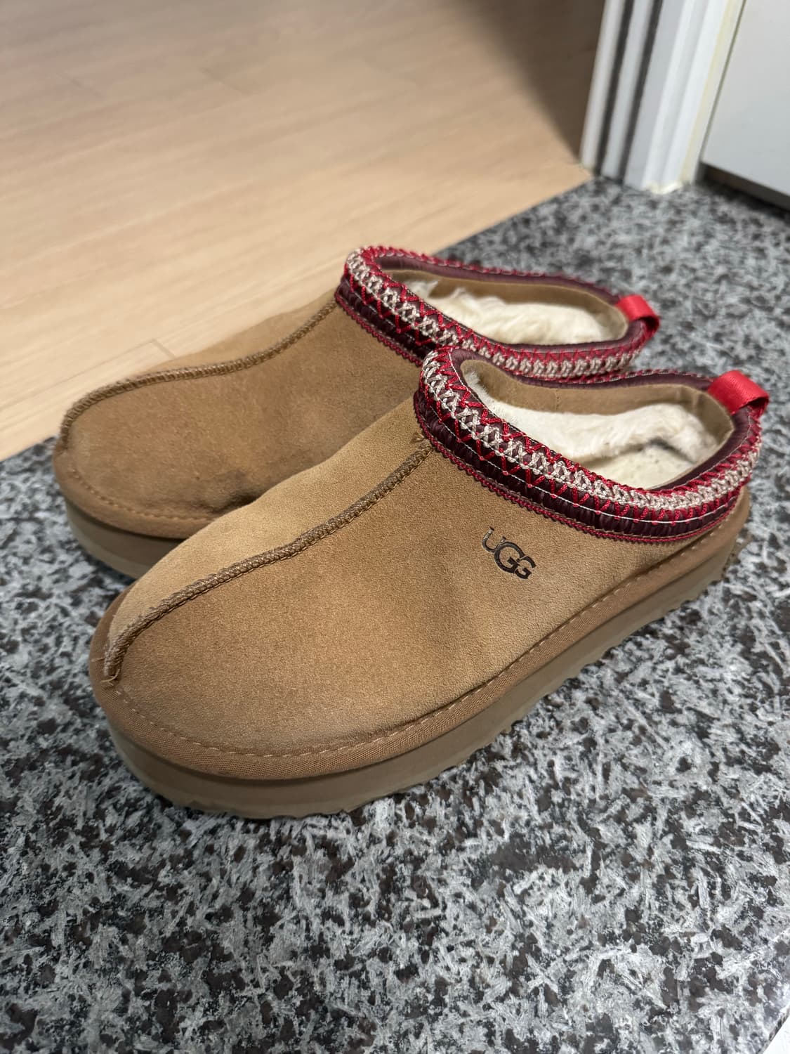 어그 타스만 플랫폼 250 상품이미지1