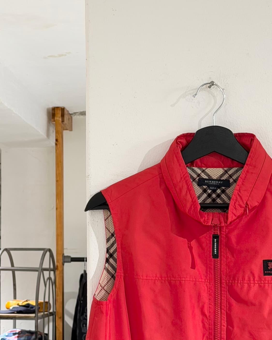 버버리 레드 클래식 나일론 슬리브리스 상품이미지2