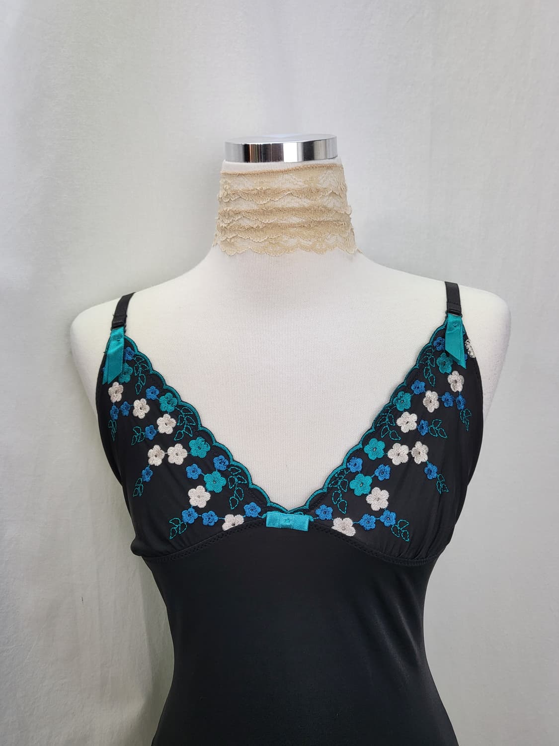 빈티지 무드 청록 플라워 자수 블랙 캐미솔 상품이미지1