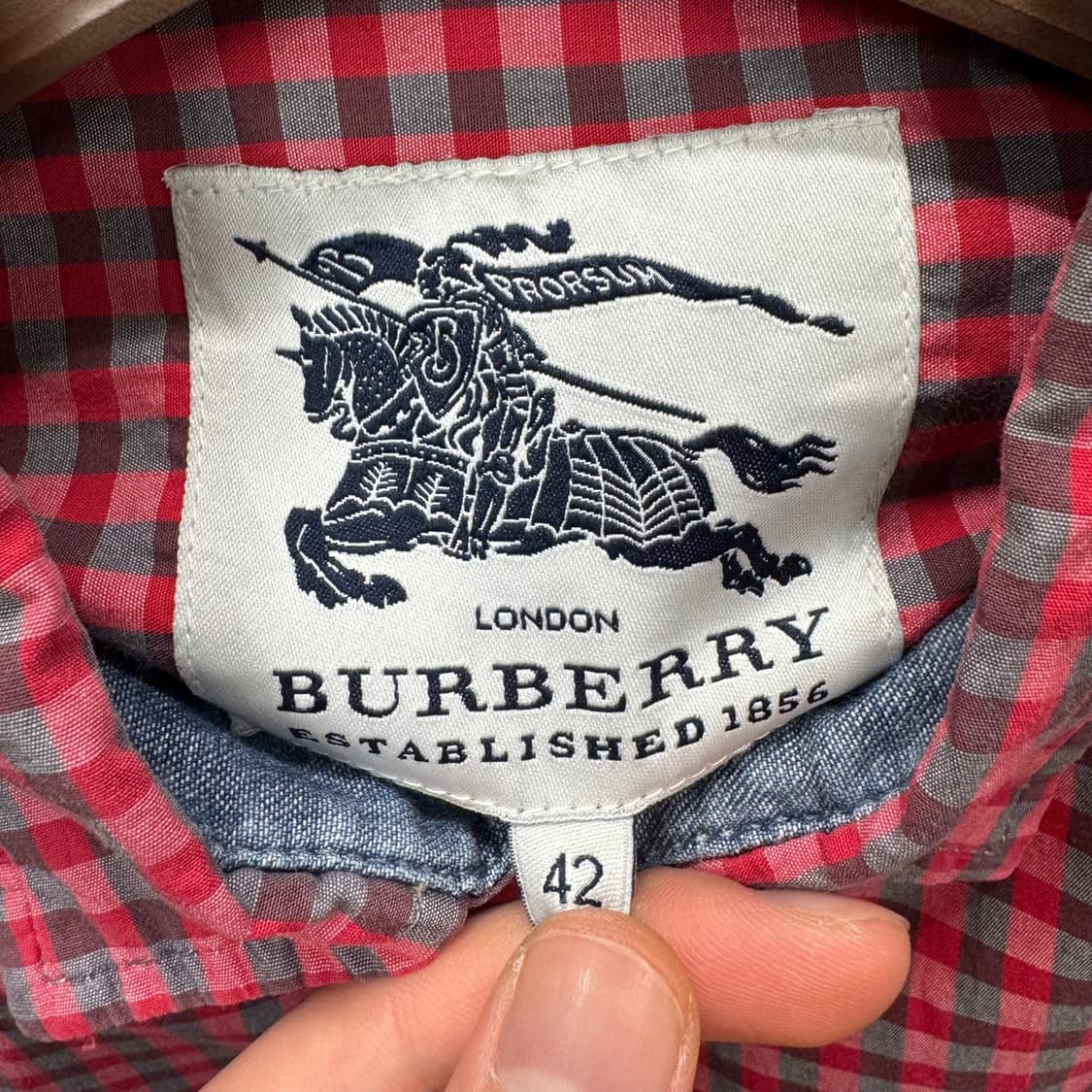 버버리 도트 체크 긴팔 셔츠 금장 로고 원포켓 디테일 레드 상품이미지6