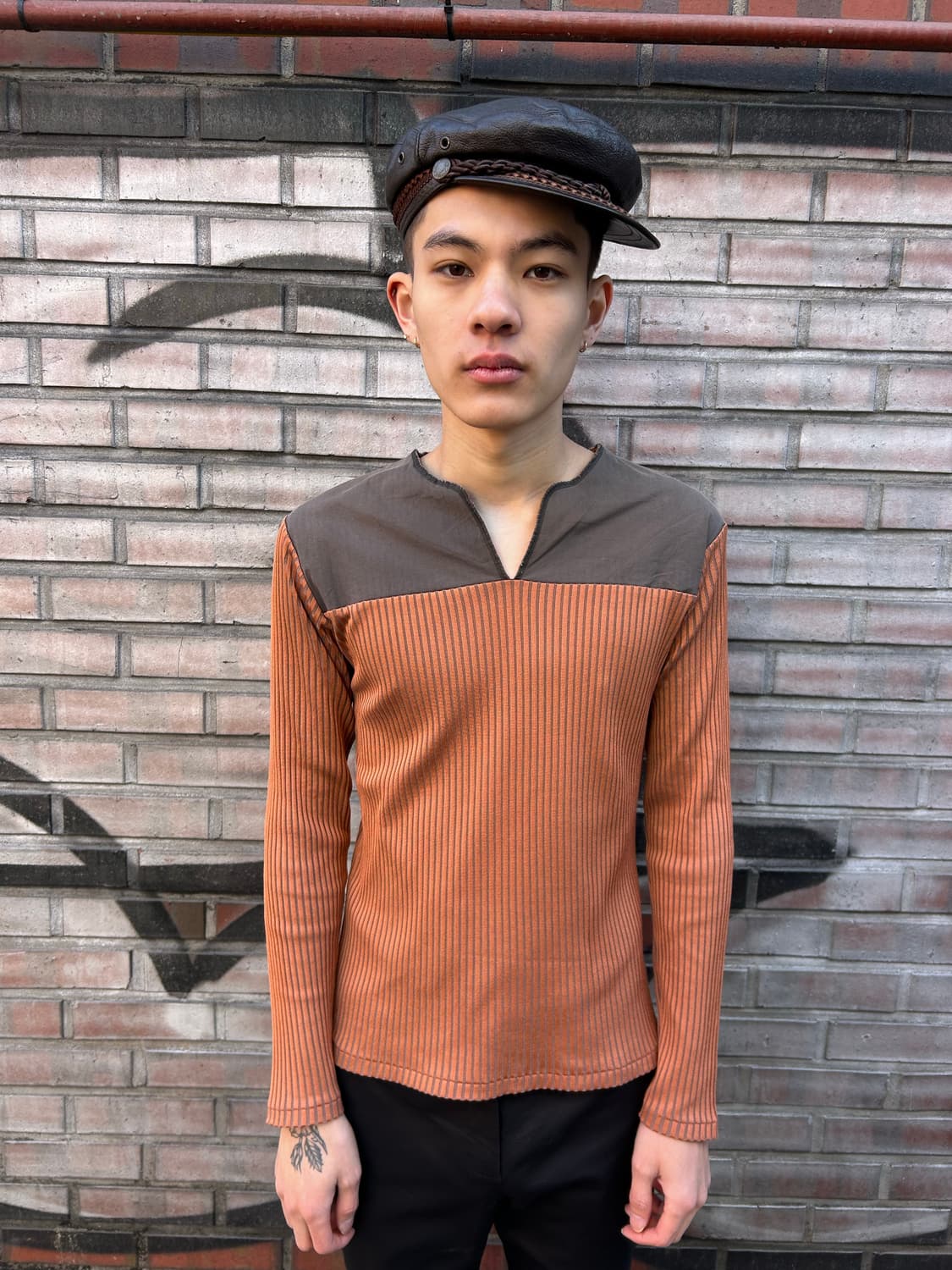 고티에옴므오브제 브이슬릿넥 패널배색 탑 상품이미지1