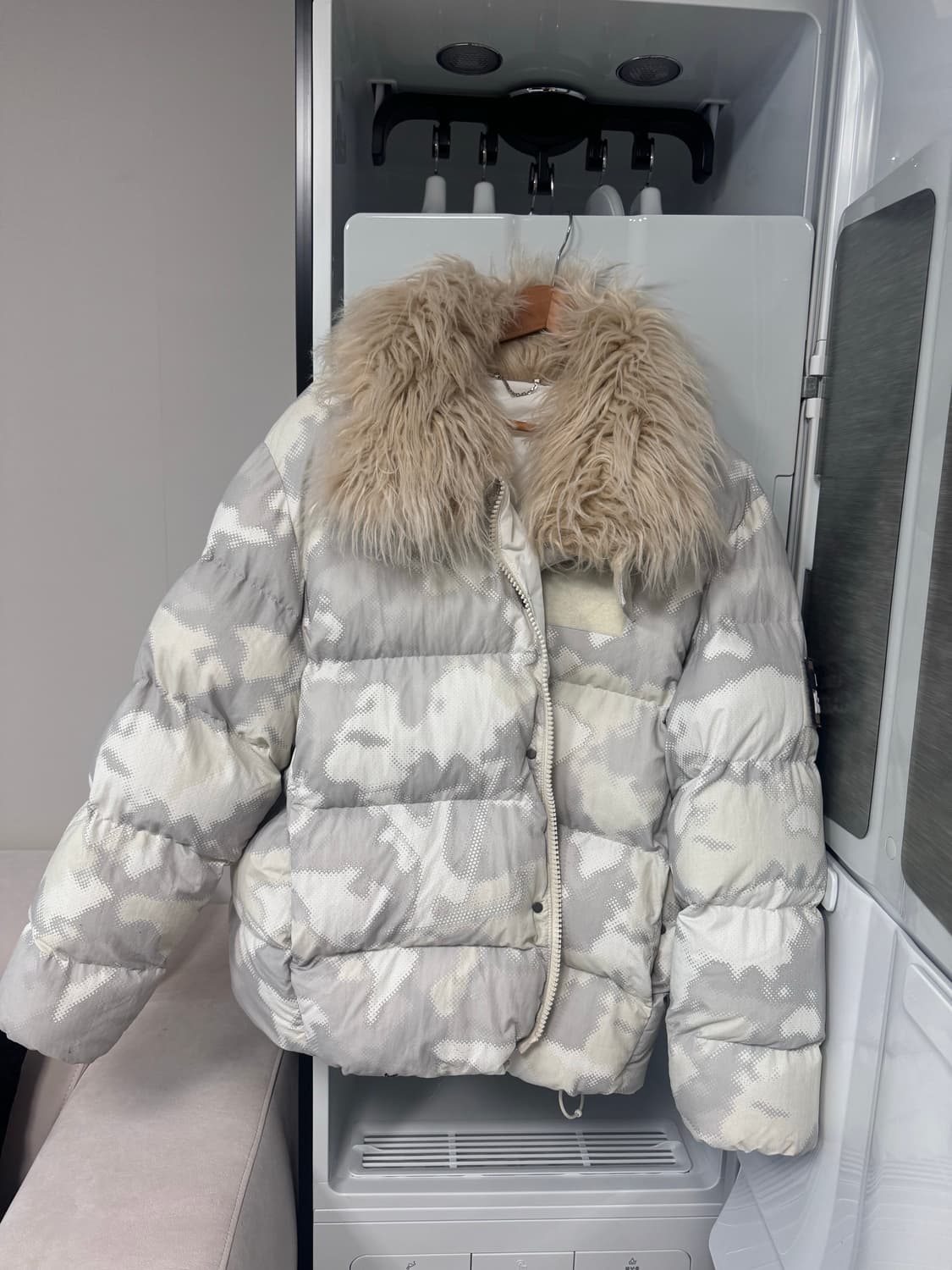 루이비통 화이트 카모 로고 패치 패딩 50사이즈 상품이미지2