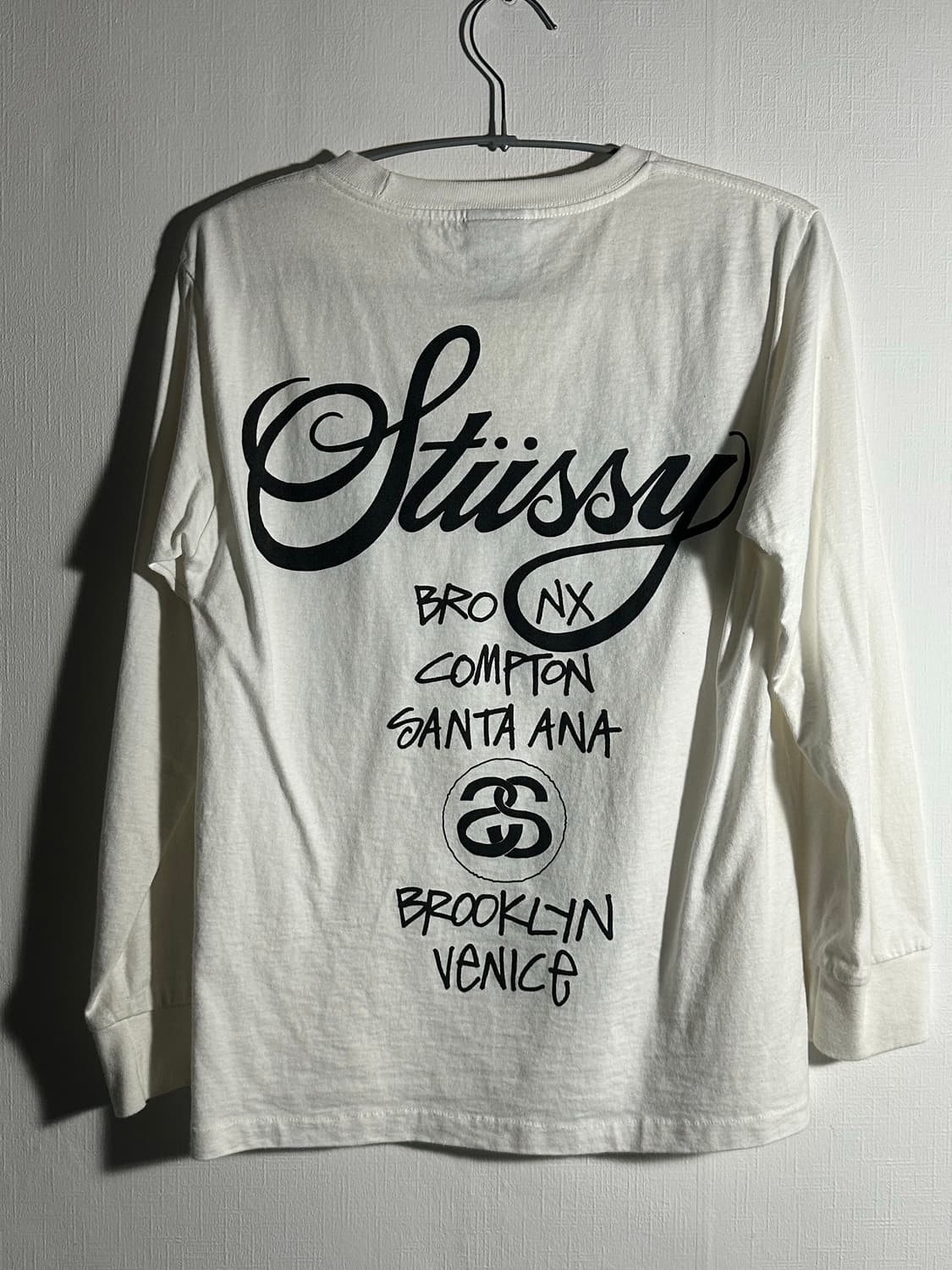 스투시 월드투어 롱슬리브 티셔츠 화이트 2024 상품이미지3