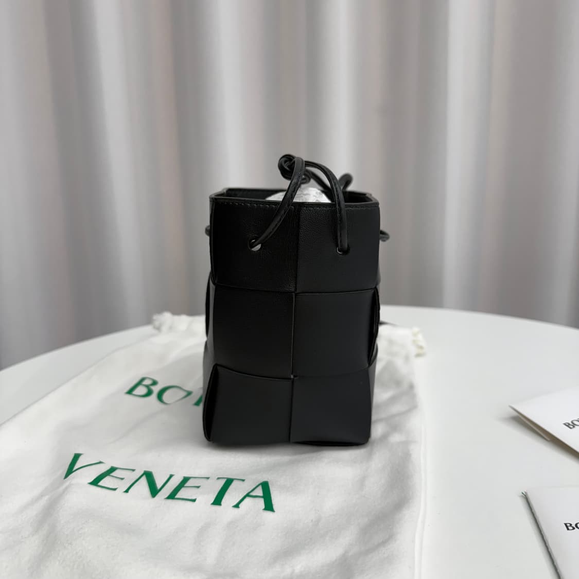 [정품] 보테가베네타 미니 카세트 버킷백 블랙 상품이미지3
