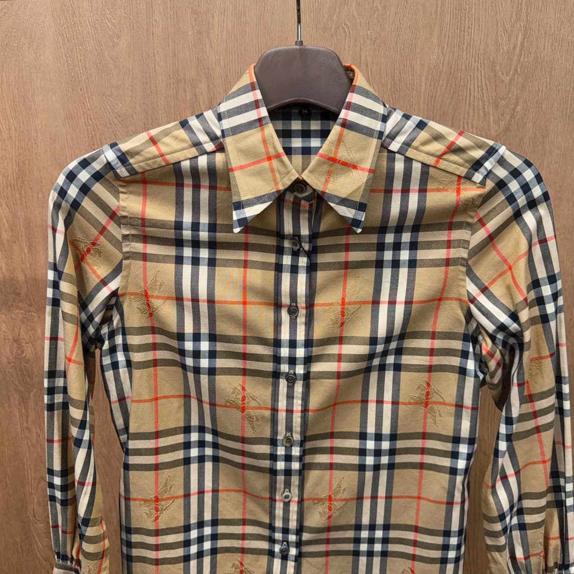 버버리 코튼 긴팔 셔츠 체크 패턴 로고 자수 디테일 슬림핏 베이지 상품이미지4