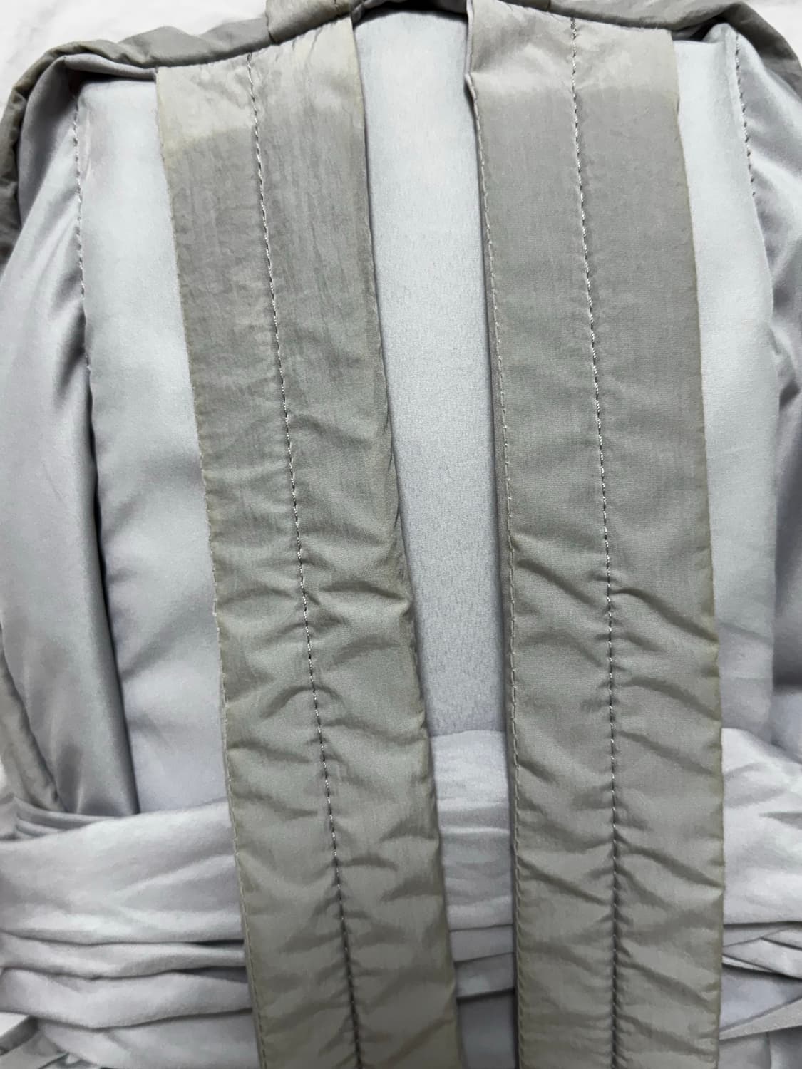 이우가마카라스 노티드 백팩 실버 상품이미지3