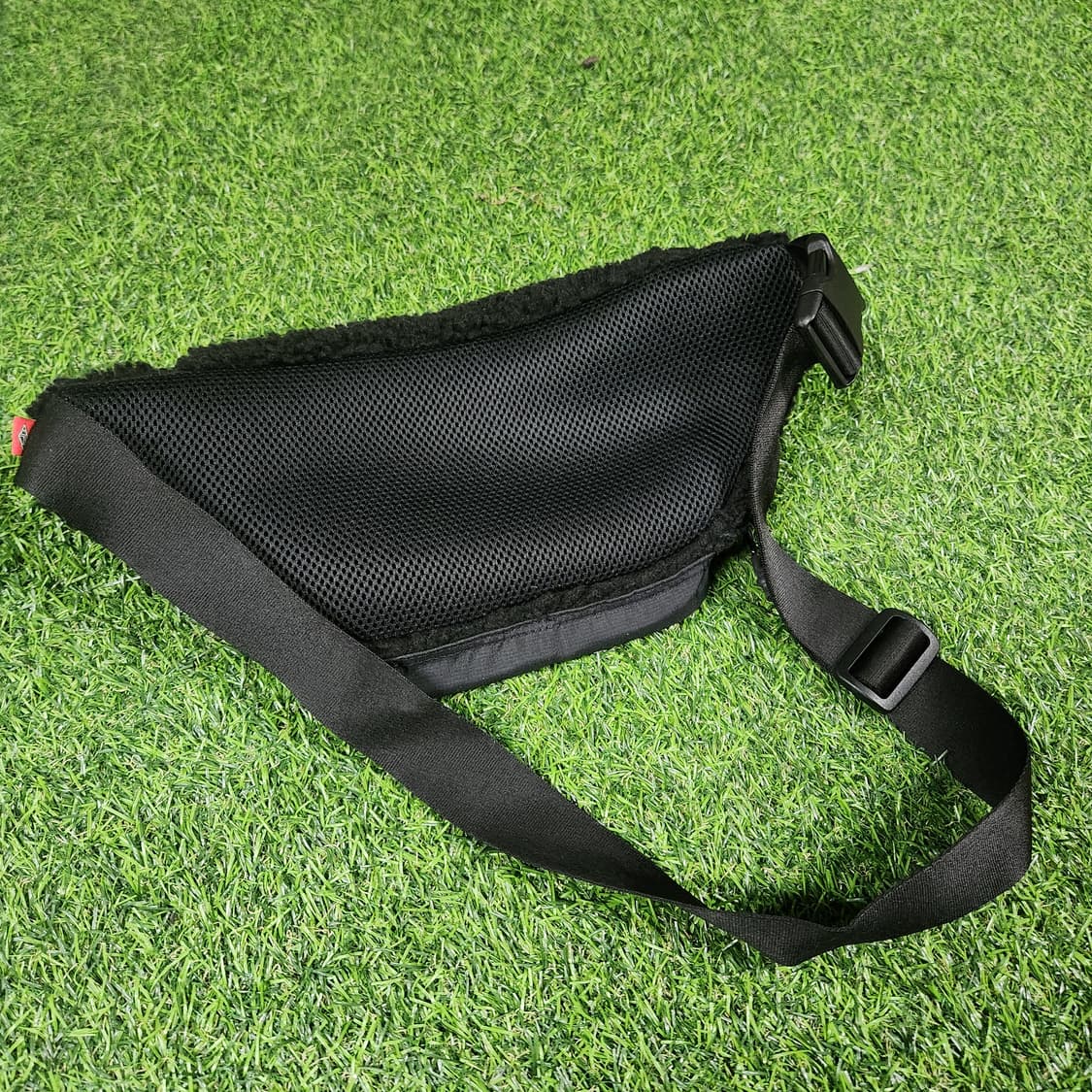 BEANPOLE SPORT 블랙 플리스 힙색 | 겨울 스트릿 무드 상품이미지2