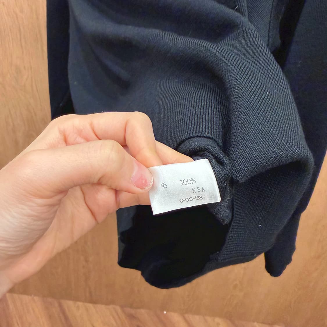 꾸레쥬 라운드넥 울 니트 큐빅 로고 장식 넥라인 디테일 루즈핏 블랙 상품이미지8