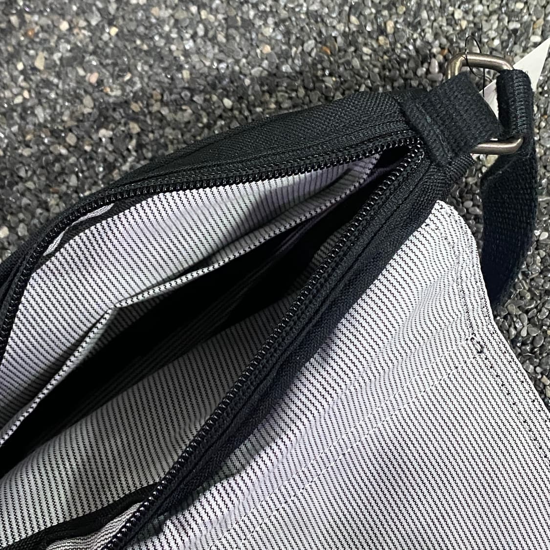 칼하트 블랙 미니 크로스백 B4458 상품이미지3