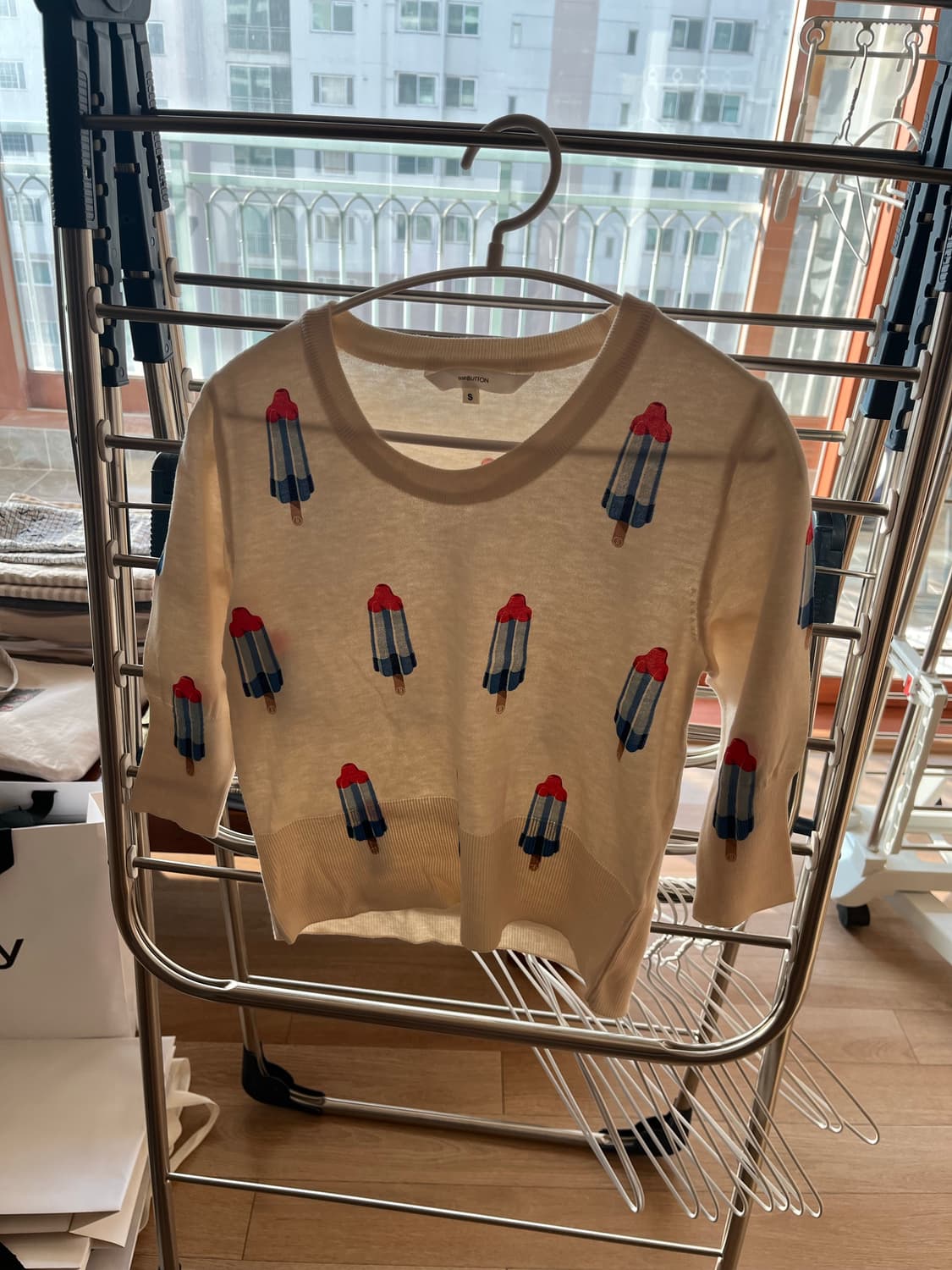 푸시버튼 니트 상품이미지1